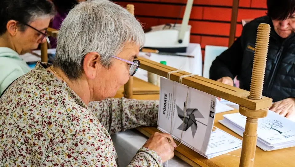 Artesanía, corazón e esperanza polo Día do Libro na Tenda Solidaria de ASPADEX